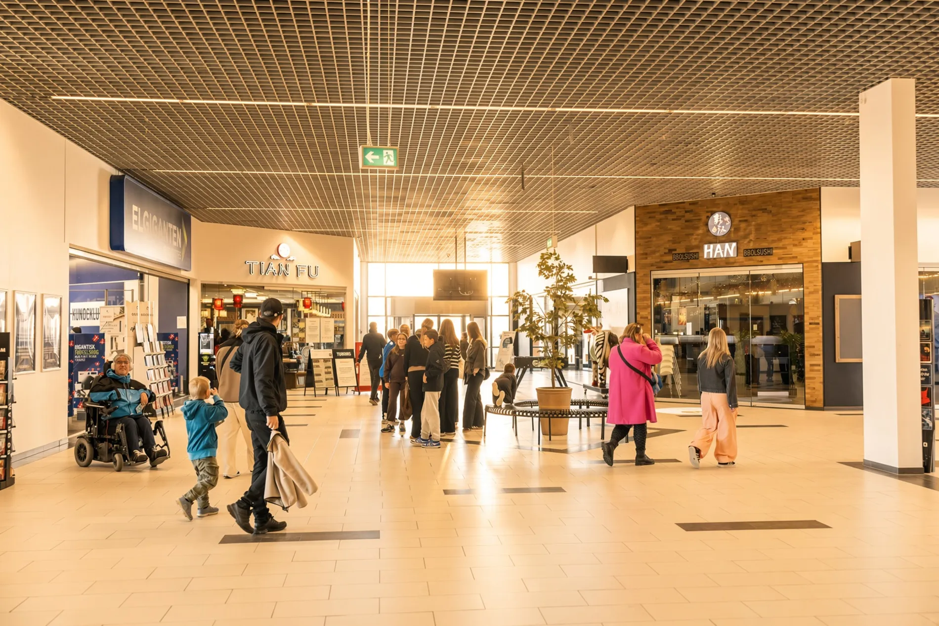 Besøgende i Shoppen Aalborg butikscenter ved indgangen til Tian Fu og HAN restauranter.