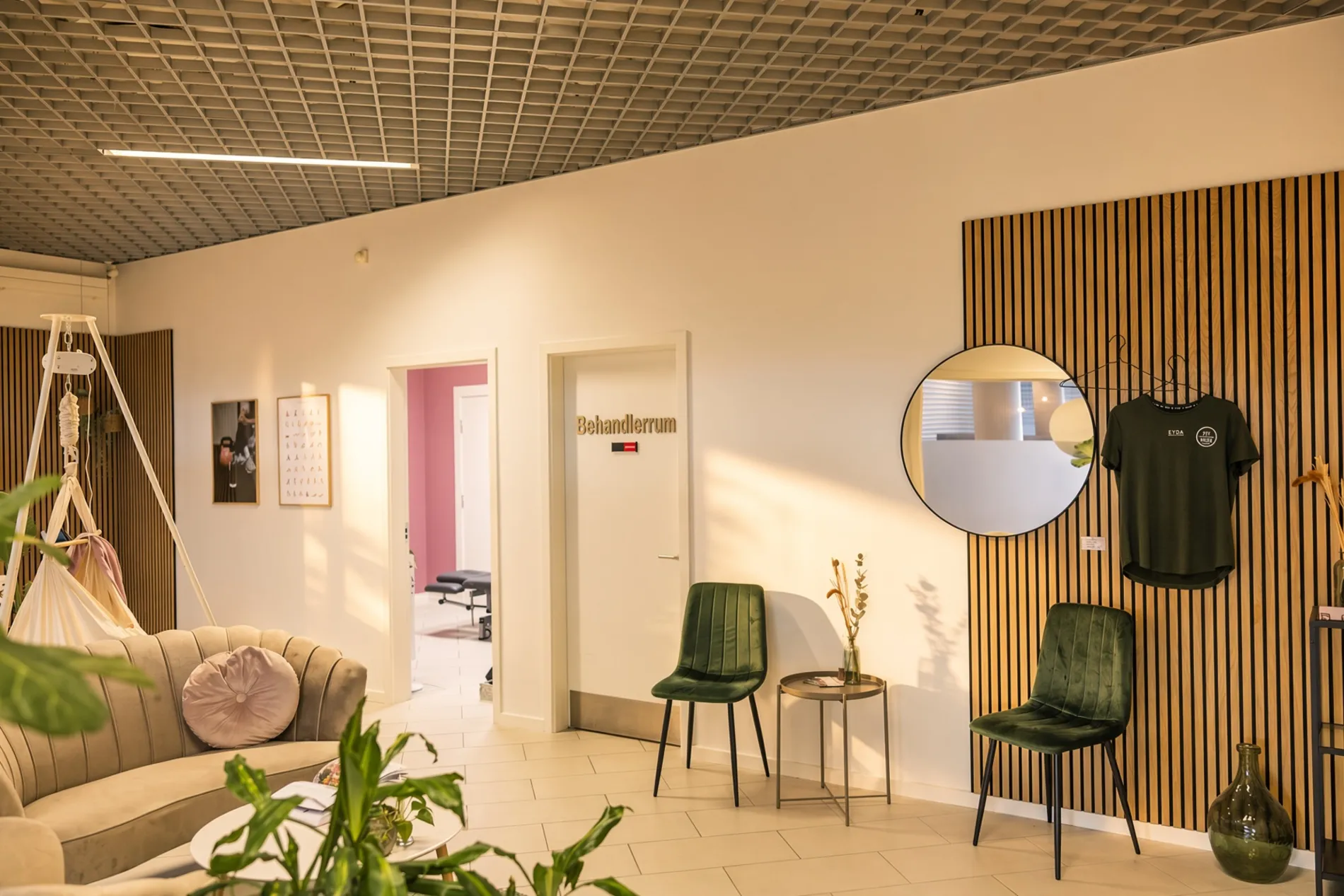 Lyst venteværelse og behandlerrum hos en skønhedsklinik i Shoppen Aalborg med moderne indretning.