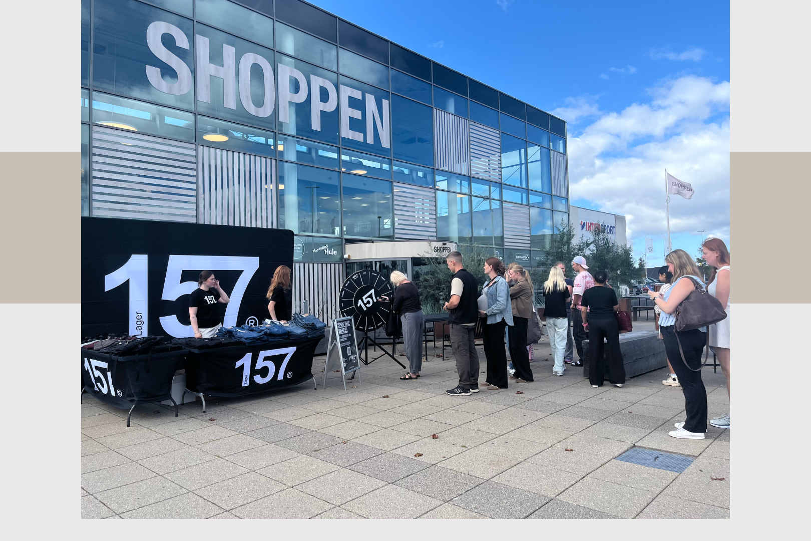 Folk står i kø ved Lager 157 lykkehjulet foran Shoppen i Aalborg.