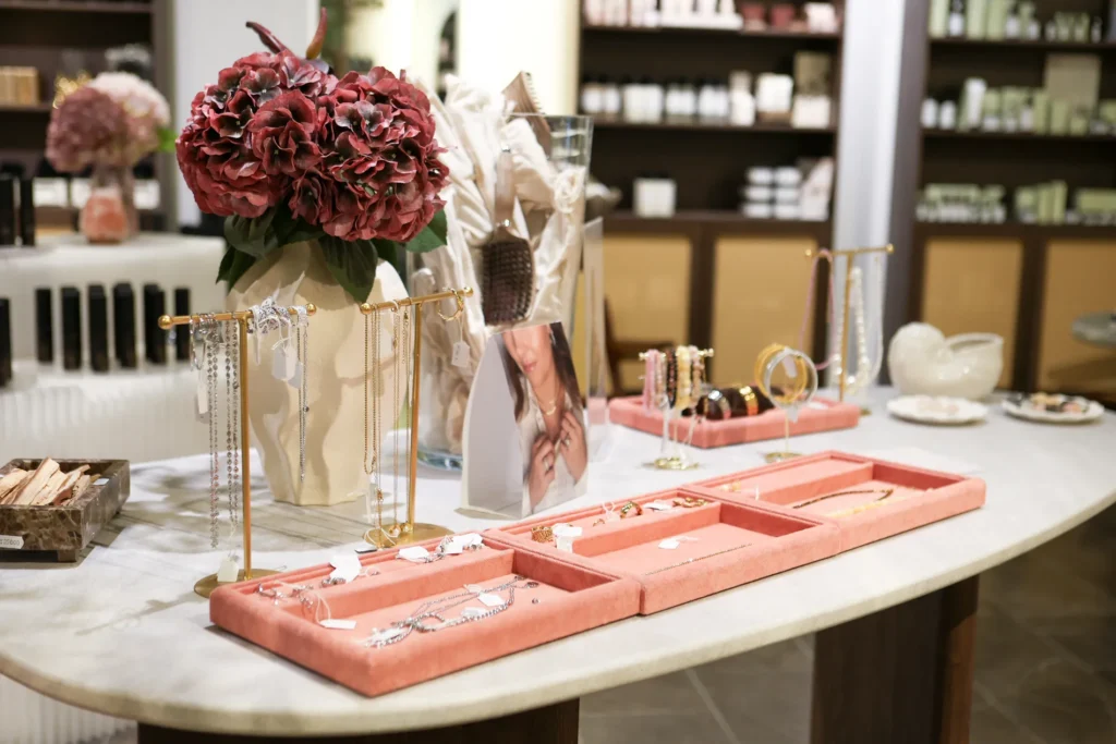 Udvalg af smykker og accessories i de inspirerende omgivelser hos Namiso i Shoppen Aalborg.