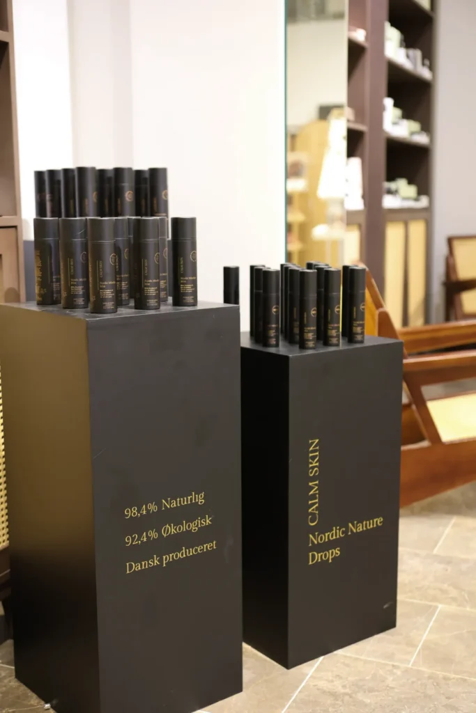 Udvalg af naturlig og økologisk Calm Skin hudpleje udstillet i Namiso butikken i Shoppen Aalborg.
