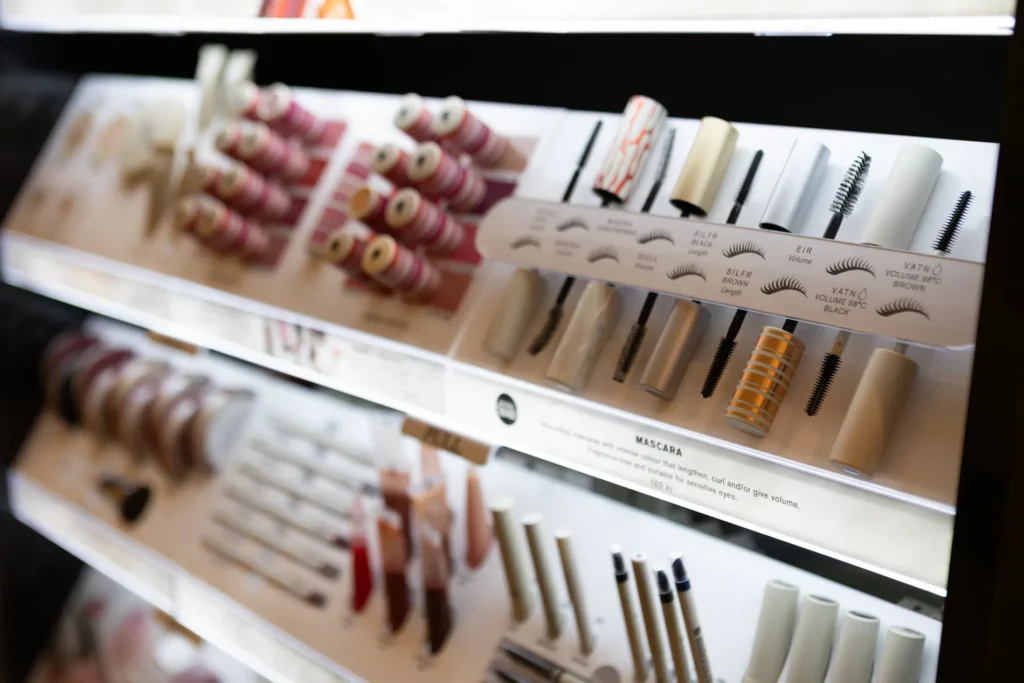 Udvalg af makeup og mascara på hylderne hos Namiso butikken i Shoppen Aalborg.