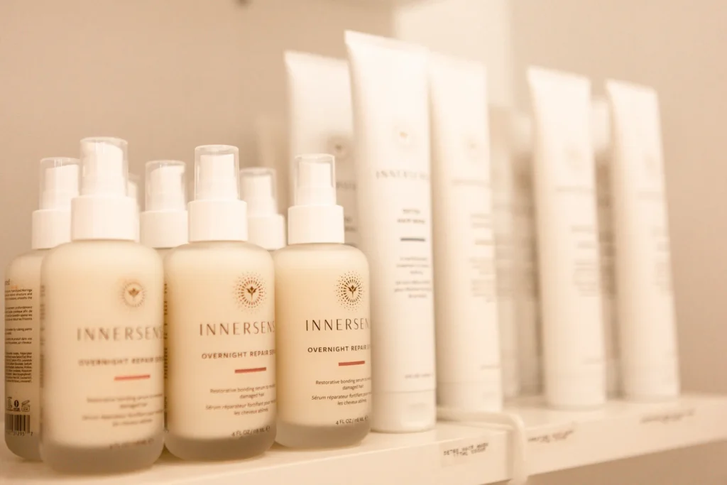 Udvalg af Innersense hudpleje og hårpleje produkter på en hylde hos Namiso i Aalborg.