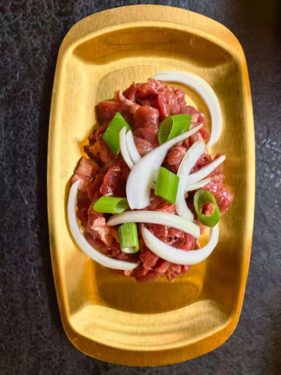 Frisk kød med løg og forårsløg til Korean BBQ hos Restaurant Han i Shoppen.