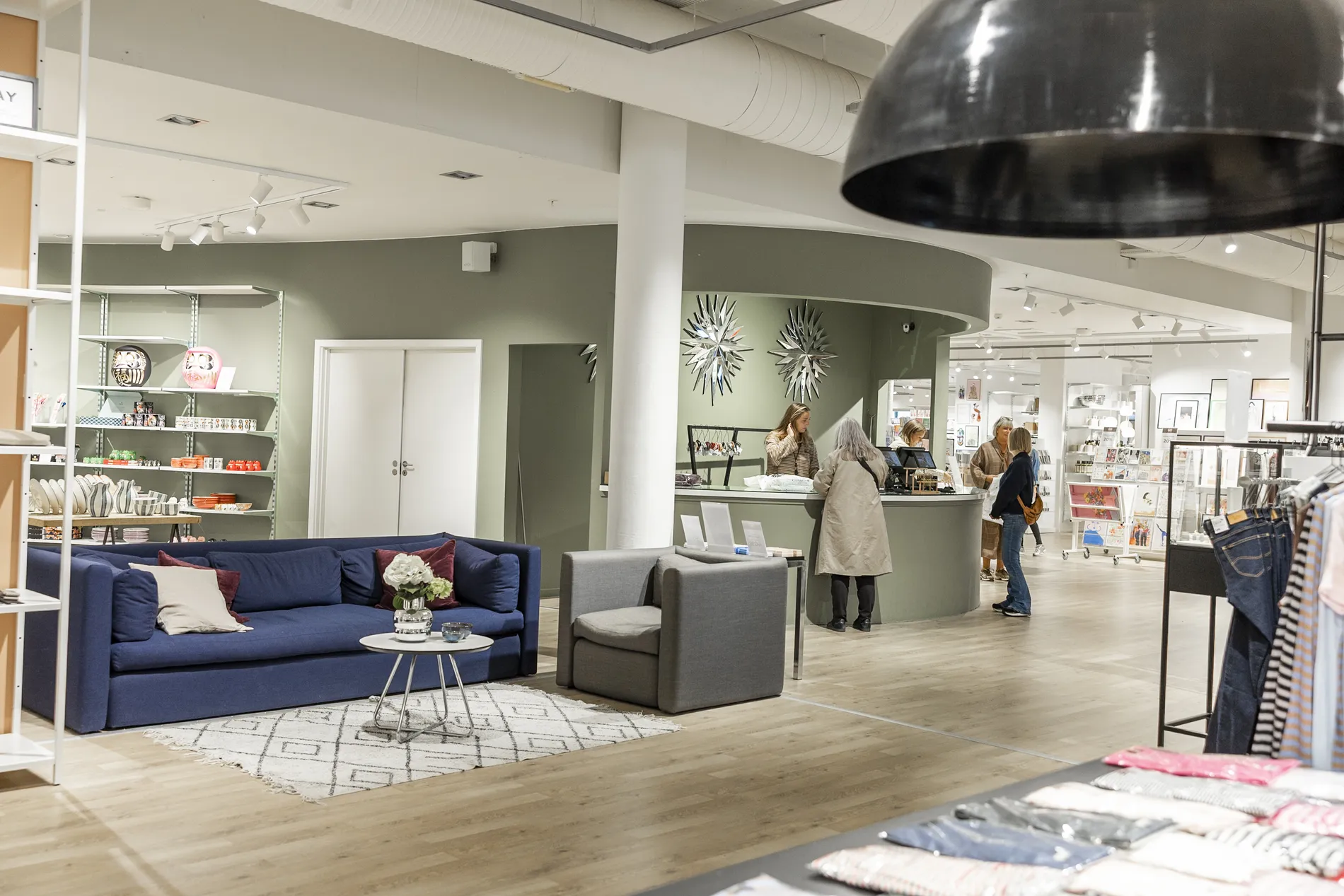 Interiør og indretning hos Bahne i Shoppen Aalborg med sofa og disk.