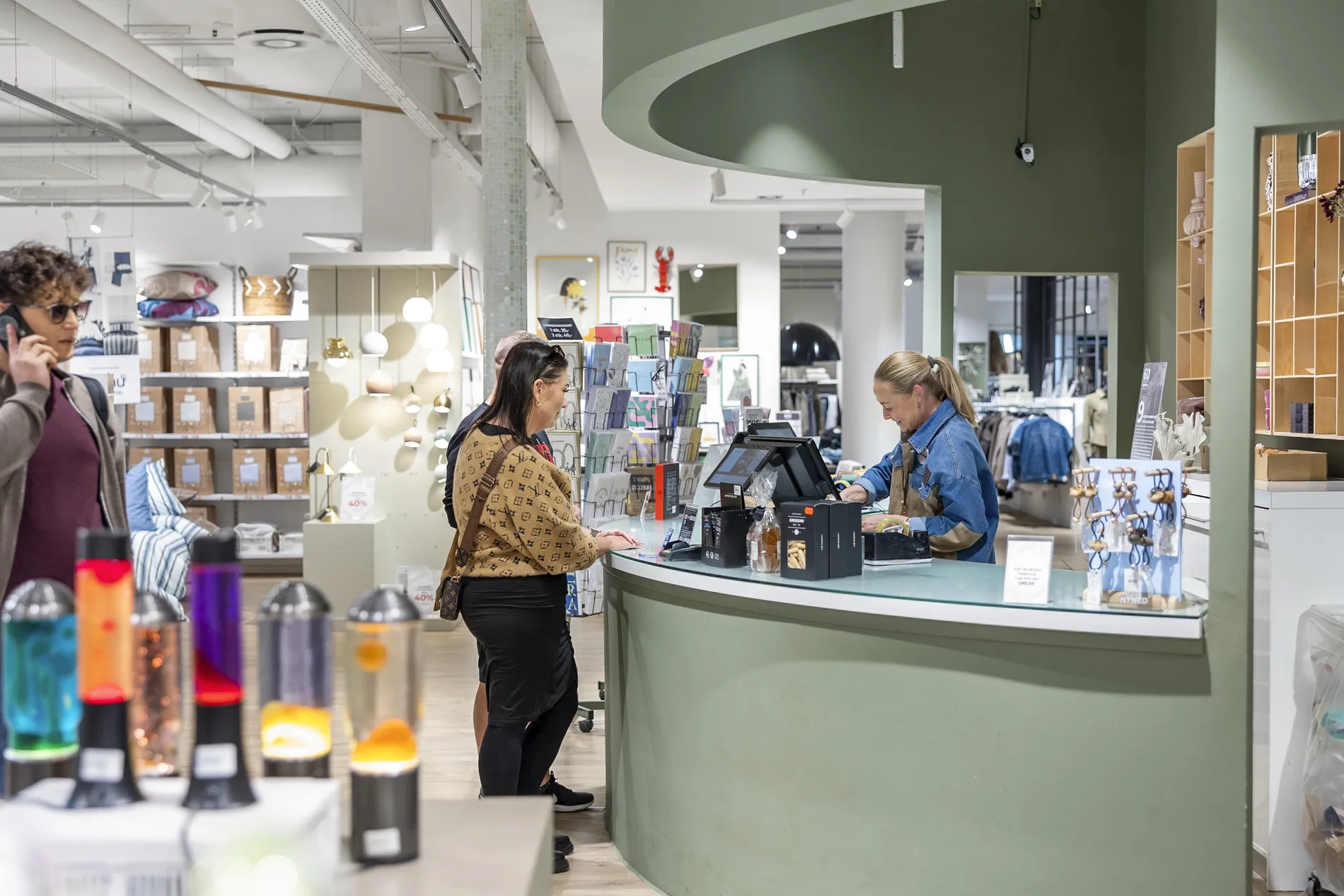 Kunder ved kassen i Bahne butikken i Shoppen Aalborg med fokus på personlig service.