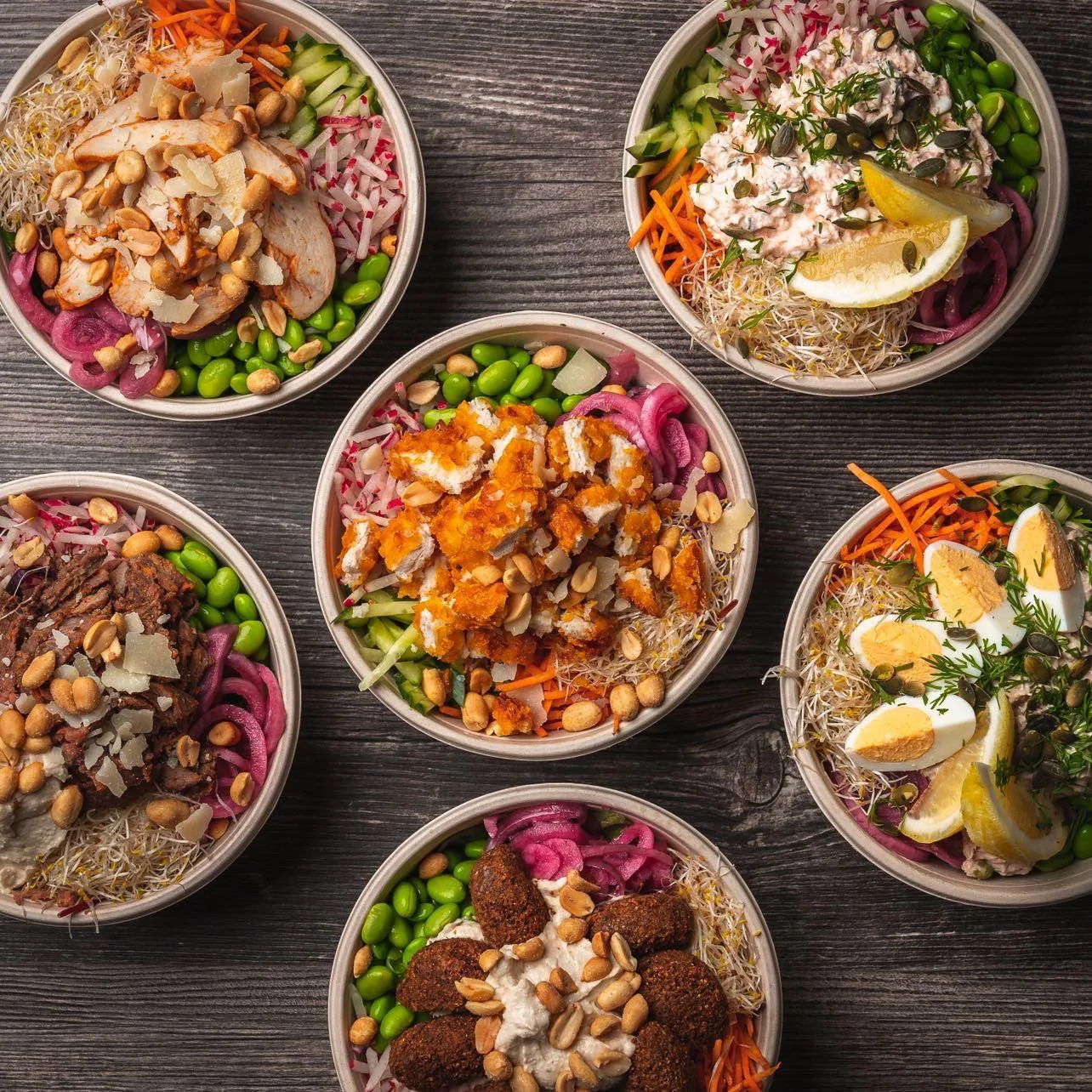 Friske og farverige bowls med kylling, falafler og grøntsager fra Bogø Sandwich i Shoppen.