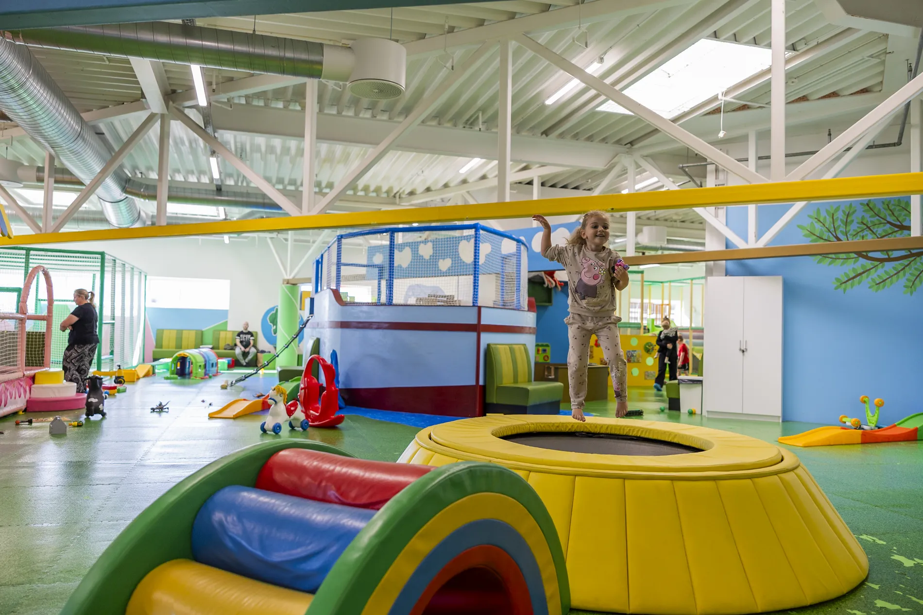 Barn hopper på en trampolin i Hermans Hule legeland i Shoppen Aalborg.