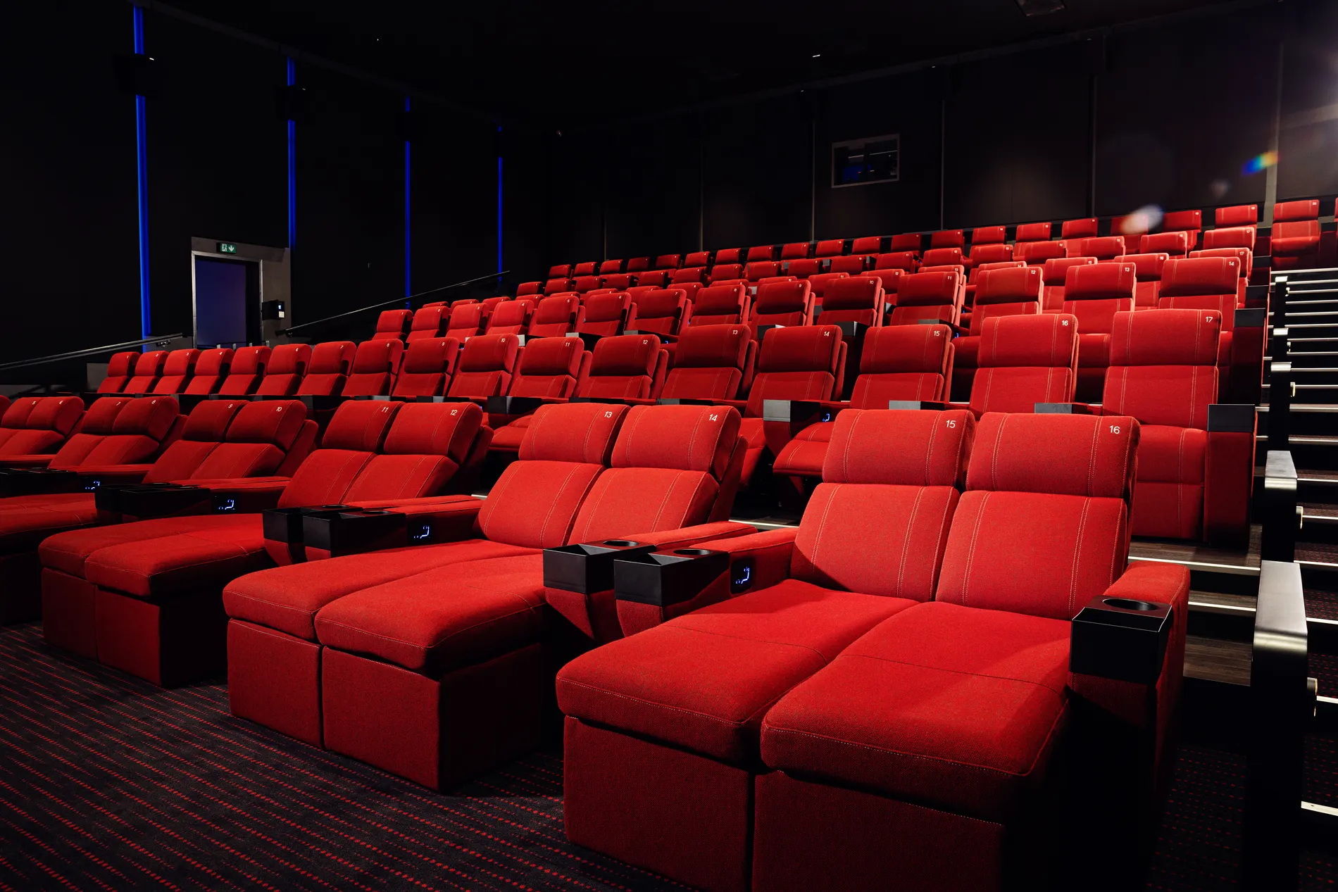 Biografsal med røde reclinerstole i Nordisk Film Biografer Aalborg City Syd