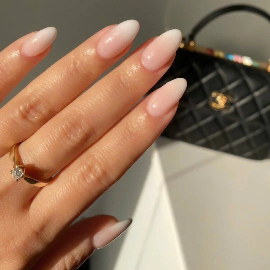 Elegante lyse gelé negle med fransk ombre effekt lavet hos Nordic Nails og Spa.