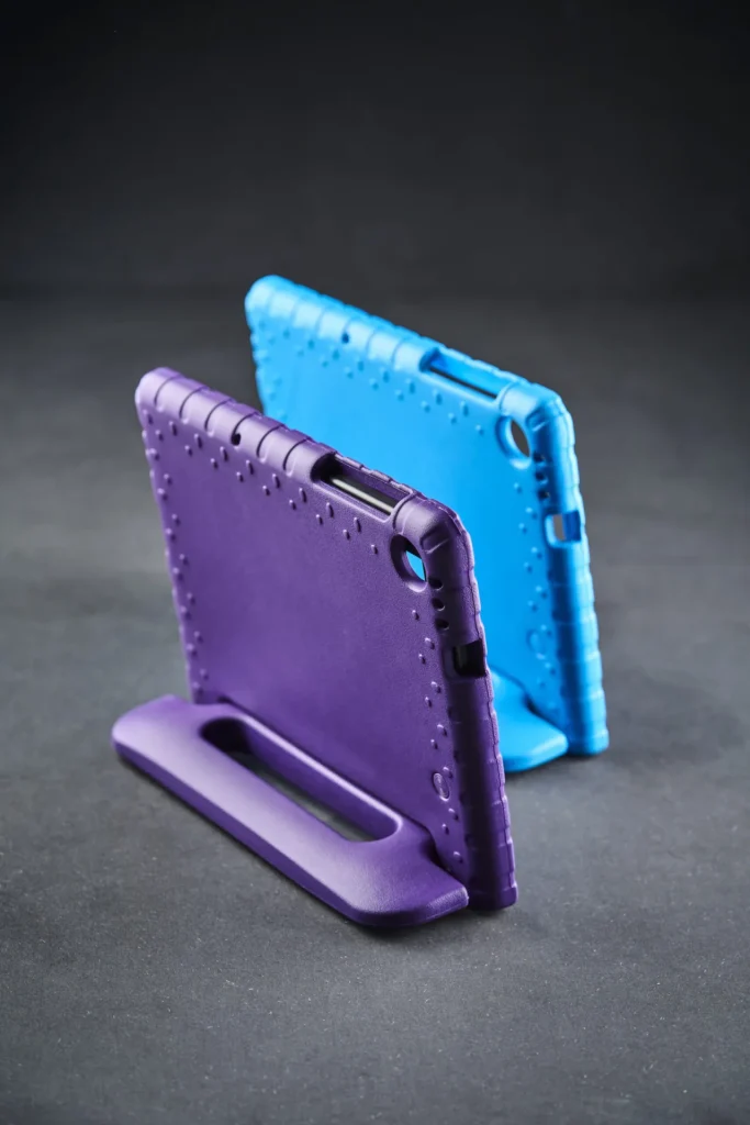 Lilla og blåt børnevenligt tablet cover med håndtag og holder hos iHelp i Shoppen.
